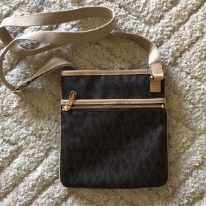 Micheal kors crossbody bag